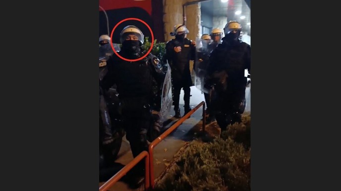 Policajac udario novinara